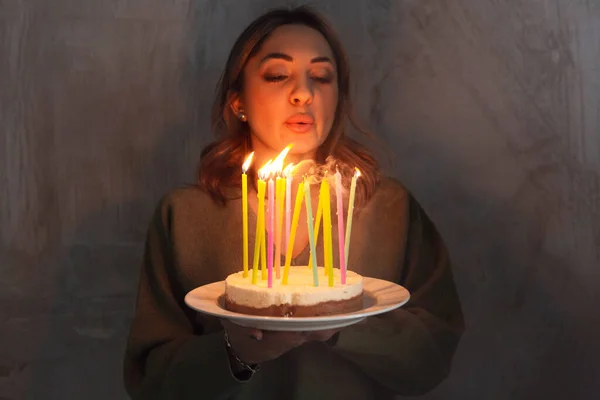 Junge Lächelnde Frau Mit Selbstgebackenem Geburtstagskuchen Mit Brennenden Kerzen Während — Stockfoto