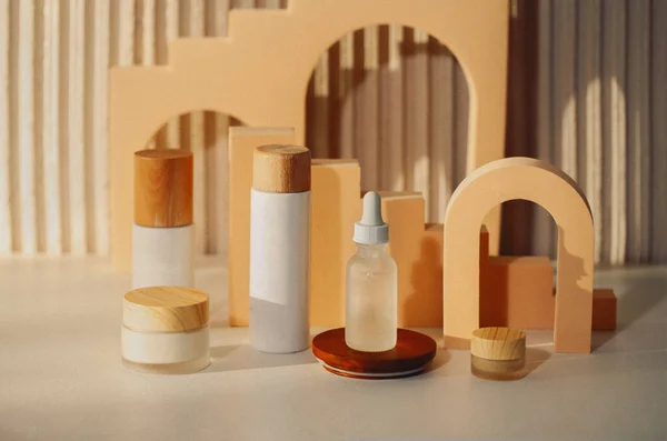 Abstraktní Kompozice Kosmetickými Výrobky Pro Péči Pleť Skleněných Lahvích Stojící — Stock fotografie