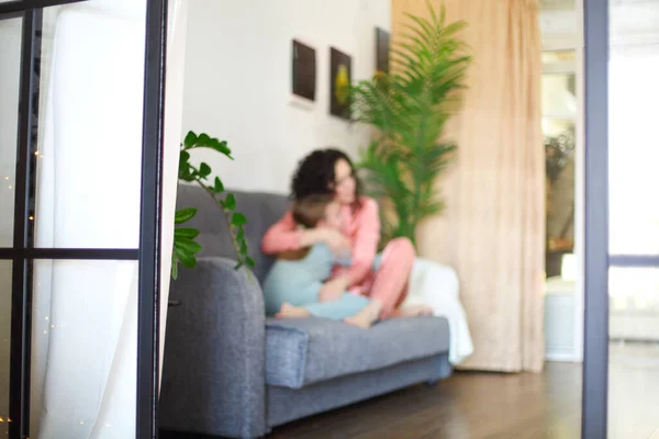 Photo Domestique Confortable Mère Fille Heureuses Pyjama Détendre Sur Canapé — Photo