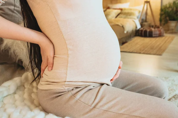 Närbild Foto Gravida Kvinna Som Håller Magen Medan Sitter Soffan — Stockfoto