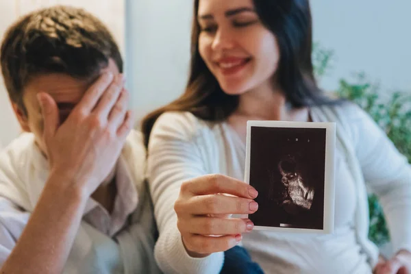 Hamilelik Ultrasonu Tutan Genç Mutlu Hamile Bir Kadın Ultrason Resmini — Stok fotoğraf