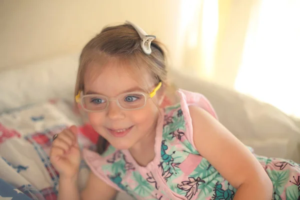Concetto Vista Infantile Carino Adorabile Bambina Con Gli Occhi Blu — Foto Stock