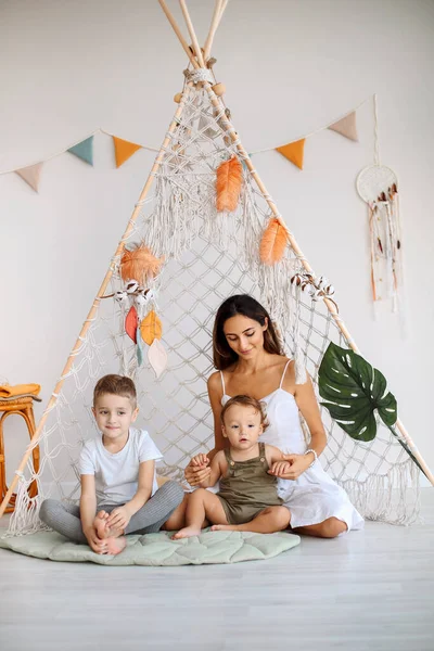 Ung Lycklig Familj Kärleksfull Mor Med Två Barn Sitter Tillsammans — Stockfoto