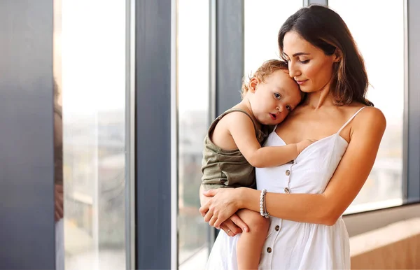 Ser Mãe Jovem Mulher Bonita Mãe Segurando Menino Bonito Enquanto — Fotografia de Stock