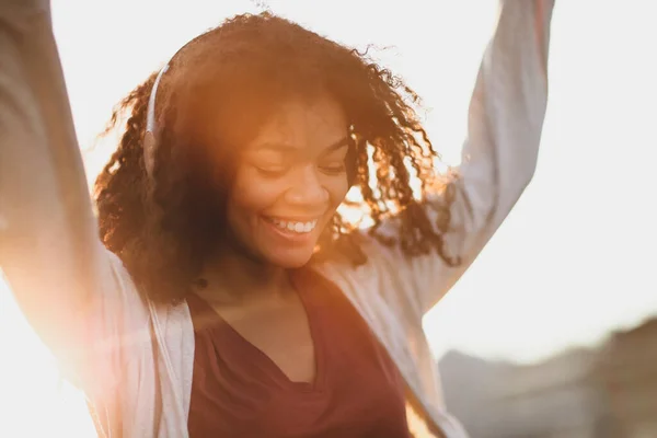 Longitud Completa Joven Afroamericana Despreocupada Saltando Azotea Luz Del Sol — Foto de Stock