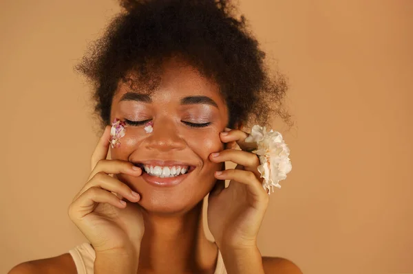 Portrait Beau Modèle Peau Foncée Avec Une Coiffure Afro Haute — Photo