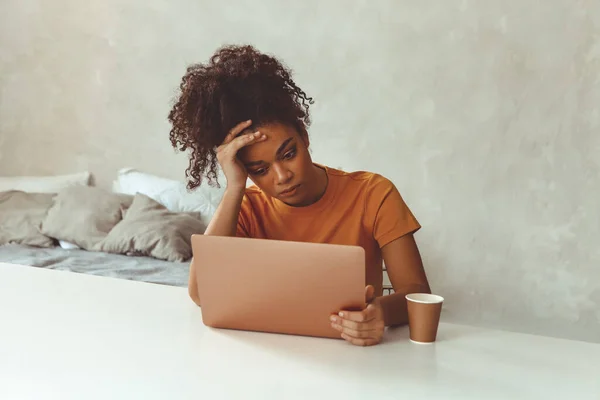 Niña Ascendencia Africana Flustrada Cansada Sentada Escritorio Frente Computadora Portátil — Foto de Stock