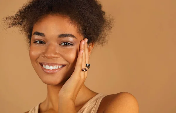 Elegante Ritratto Profilo Giovane Sorridente Bella Donna Afro Americana Con — Foto Stock