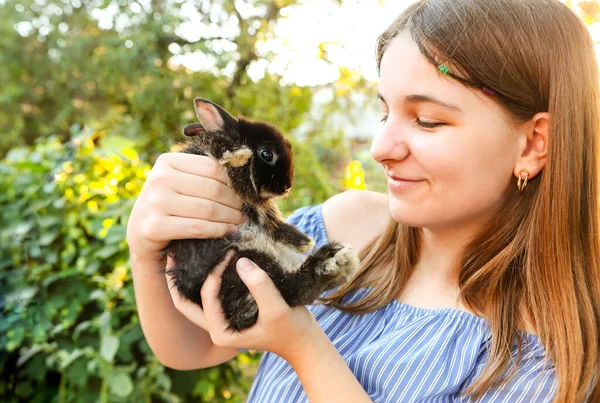 Beskuren Bild Tonåring Flicka Blå Randig Klänning Håller Fluffig Bedårande — Stockfoto