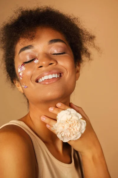 Retrato Belo Modelo Pele Escura Com Alto Penteado Afro Maquiagem — Fotografia de Stock