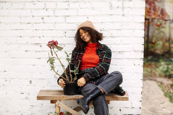 Genç Mutlu Melez Bir Kadın Çiçek Saksısıyla Evin Yanındaki Tahta — Stok fotoğraf