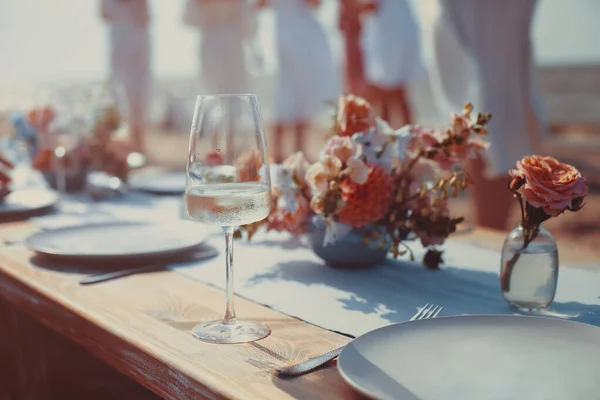屋外の夏や春のピクニックのためのおいしい食べ物や花 ロマンチックな色でビーチで昼食 — ストック写真