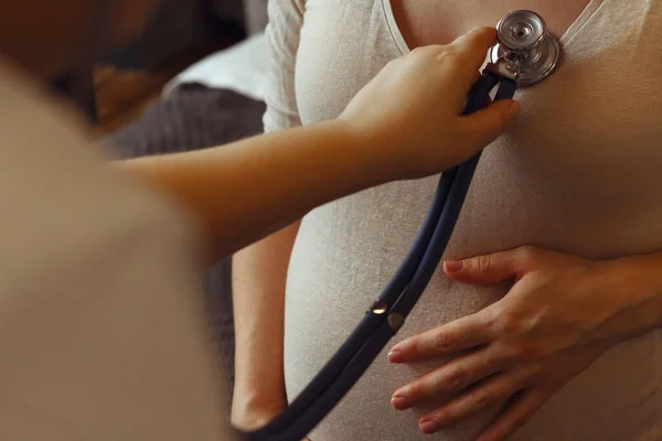 Médico Ouvindo Mulher Grávida Batimento Cardíaco Com Estetoscópio Durante Consulta — Fotografia de Stock