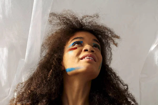 Hermosa Mujer Afroamericana Feliz Etnia Con Maquillaje Arte Creativo Mirando —  Fotos de Stock