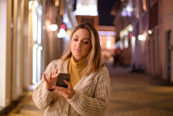 Ung Attraktiv Kvinna Använder Mobiltelefon Utomhus Kvinnlig Promenader Stadens Gata — Stockfoto