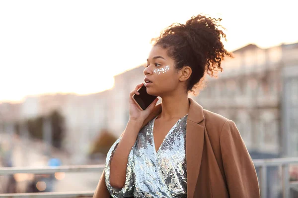 Jeune Femme Afro Américaine Avec Des Paillettes Sur Les Pommettes — Photo