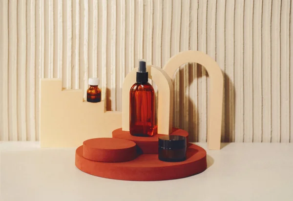 Abstrakcyjna Kompozycja Kosmetycznymi Produktami Pielęgnacji Skóry Szklanych Butelkach Stojących Okrągłym — Zdjęcie stockowe