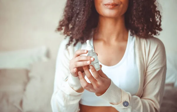 Concept Beauté Soins Peau Photo Recadrée Jeune Femme Afro Américaine — Photo