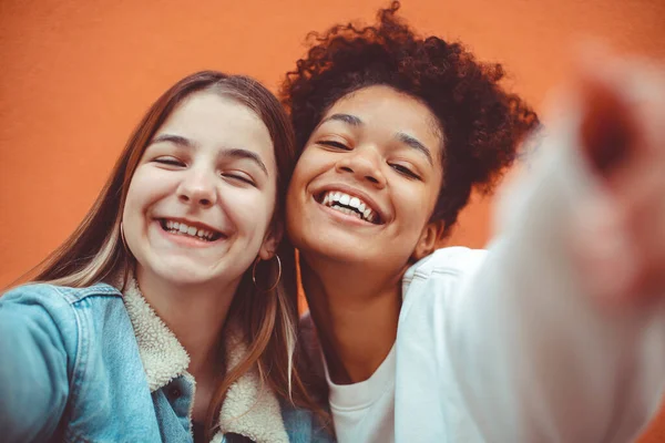 Αυτοπροσωπογραφία Δύο Χαρούμενων Εφήβων Κοριτσιών Διαφορετικών Φυλών Που Χαμογελούν Στην — Φωτογραφία Αρχείου