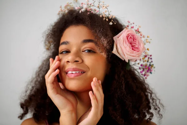 Zblízka Jarní Portrét Nádherné Usmívající Africko Americké Mladé Ženy Čerstvým — Stock fotografie