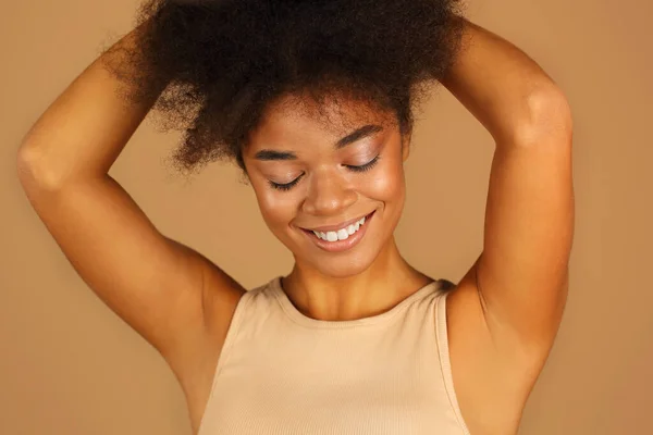 Mladá Krásná Africká Americká Modelka Zavřenýma Očima Pažemi Předvádějící Hladké — Stock fotografie