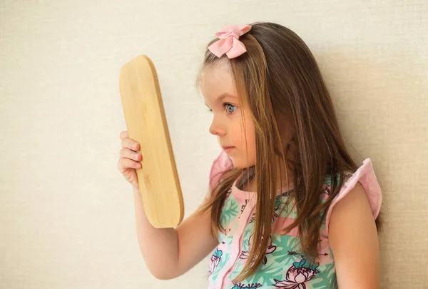 Joven Niña Curiosa Sosteniendo Espejo Mirando Reflejo Mientras Juega Pasa —  Fotos de Stock