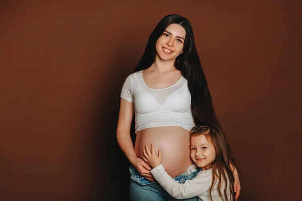 Genç Mutlu Bir Ailenin Hamile Bir Kadının Küçük Tatlı Bir — Stok fotoğraf