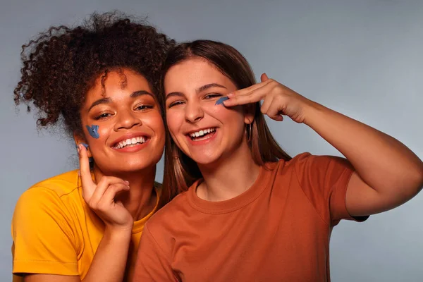Μέρα Σπα Δύο Χαρούμενες Πολυεθνικές Έφηβες Φιλενάδες Που Διασκεδάζουν Ενώ — Φωτογραφία Αρχείου