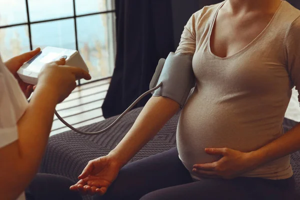 Läkare Mäter Blodtrycket Hos Gravida Kvinnor När Besöker Henne Hemma — Stockfoto