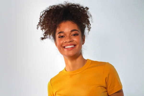 Радісна Афро Американська Жінка Яскраво Жовтій Сорочці Кучерявим Волоссям Посміхається — стокове фото