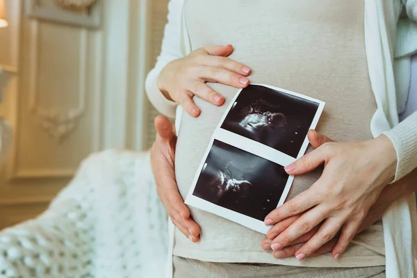 Planificación Familiar Foto Recortada Marido Cariñoso Abrazando Esposa Embarazada Sosteniendo — Foto de Stock