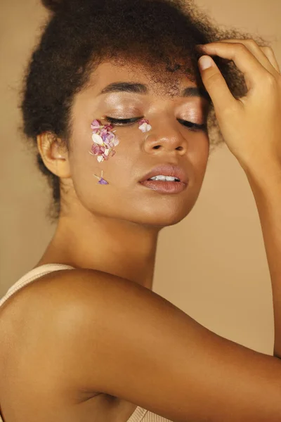 Portrait Belle Fille Africaine Aux Cheveux Bouclés Montre Maquillage Créatif — Photo