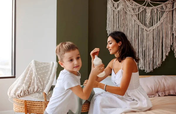 Ouder Kind Draagt Fles Melk Terwijl Het Helpen Van Zijn — Stockfoto