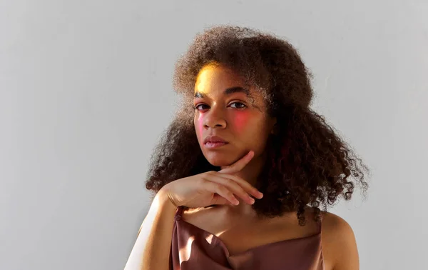 Creative Studio Portrét Mladého Kudrnatý Africký Americký Model Jasnou Barvou — Stock fotografie