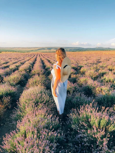 Vista Trasera Mujer Vestido Sombrero Blanco Pie Medio Del Campo —  Fotos de Stock