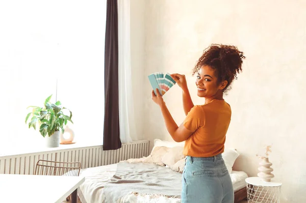 Sonriente Chica Afroamericana Aleja Cámara Medio Habitación Con Una Paleta — Foto de Stock