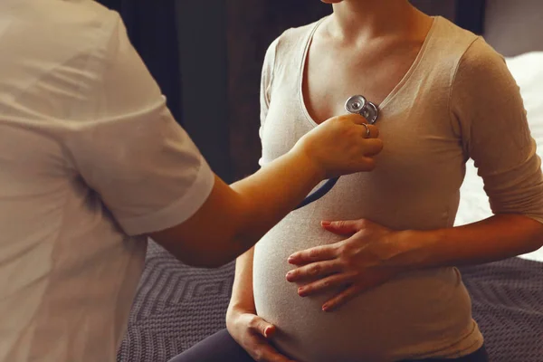 Médico Escuchando Las Mujeres Embarazadas Latidos Del Corazón Con Estetoscopio — Foto de Stock