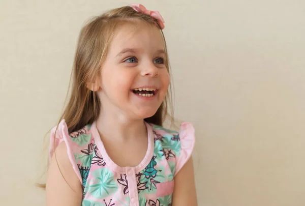 Close Cute Adorable Smiling Little Girl Blue Eyes Beige Wall — Φωτογραφία Αρχείου
