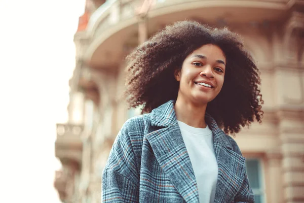 Joven Mujer Afroamericana Positiva Elegante Cruzando Cebra Sonriendo Cámara Mientras — Foto de Stock