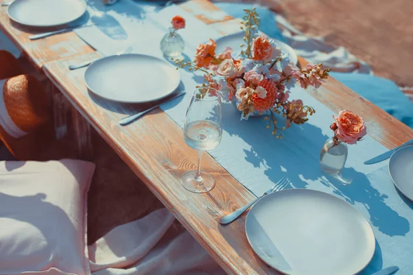 屋外の夏や春のピクニックのためのおいしい食べ物や花 ロマンチックな色でビーチで昼食 — ストック写真