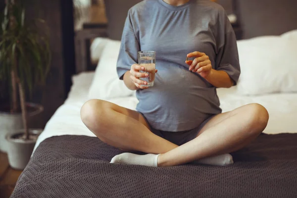 Suplementos Durante Embarazo Joven Mujer Embarazada Feliz Tomando Vitaminas Prenatales — Foto de Stock