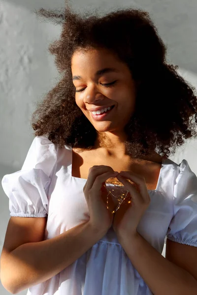 Giovane Pacifica Riconoscente Donna Afro Americana Grata Con Gli Occhi — Foto Stock