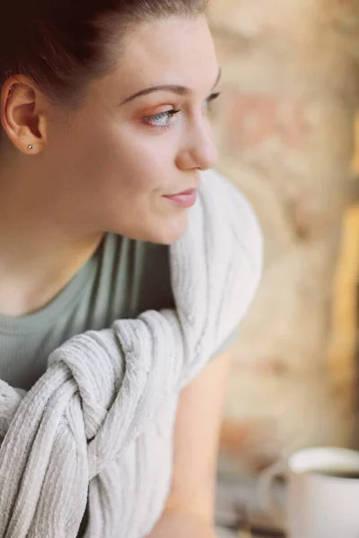 Close Retrato Jovem Morena Olhando Pela Janela Com Interesse Genuíno — Fotografia de Stock