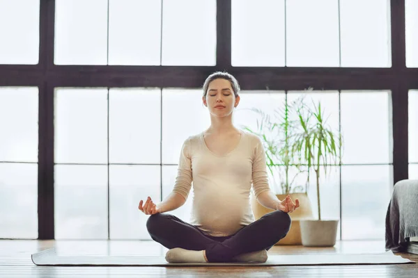 Meditación Durante Embarazo Joven Tranquila Embarazada Haciendo Yoga Casa Meditando — Foto de Stock