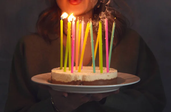 Jonge Lachende Vrouw Met Zelfgemaakte Verjaardagstaart Met Brandende Kaarsen Terwijl — Stockfoto