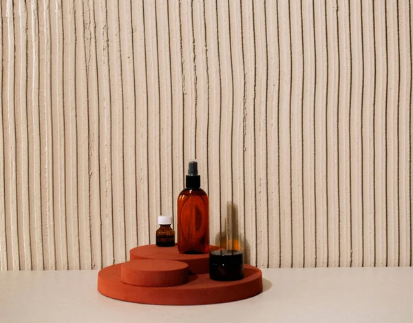 Abstrakcyjna Kompozycja Kosmetycznymi Produktami Pielęgnacji Skóry Szklanych Butelkach Stojących Okrągłym — Zdjęcie stockowe