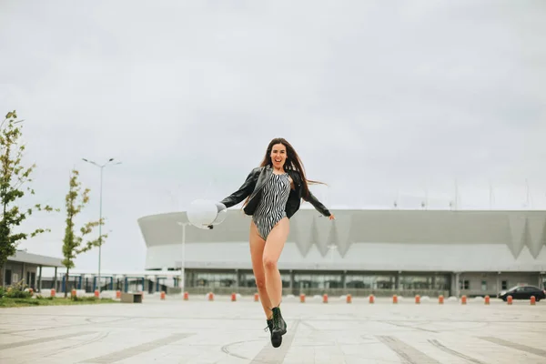 Schlankes Brünettes Biker Mädchen Body Und Lederjacke Mit Schutzhelm Den — Stockfoto