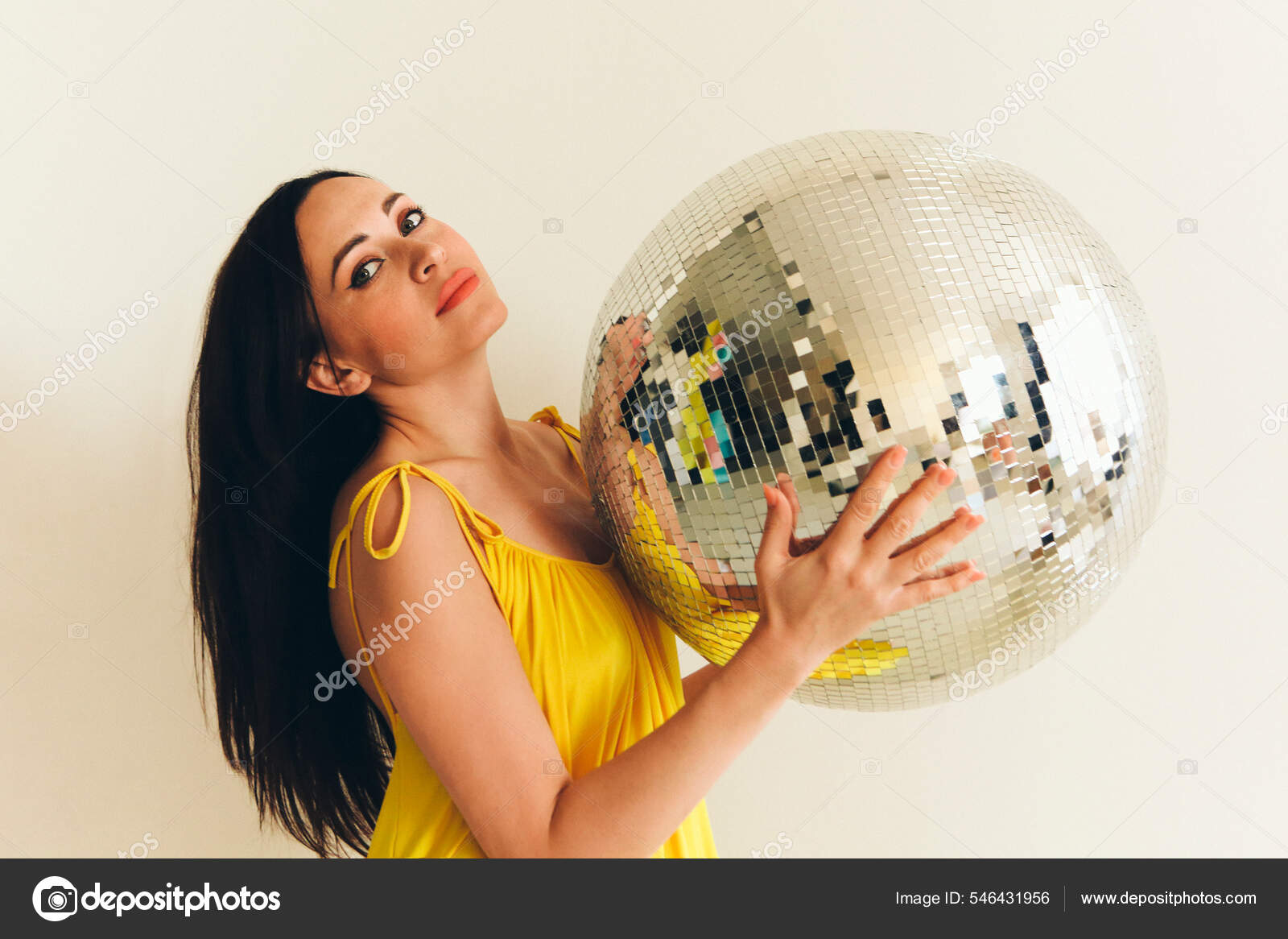 Retrato Mujer Morena Joven Con Peinado Largo Maquillaje Brillante