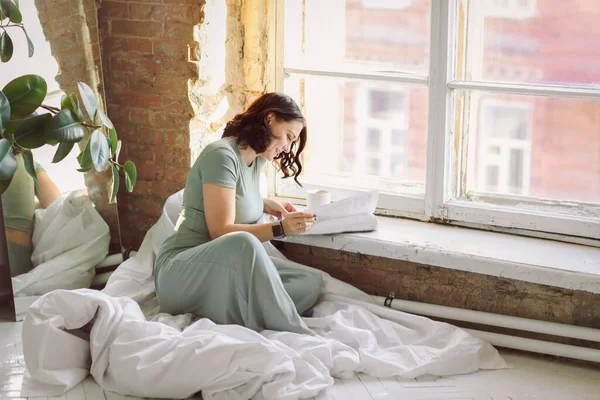 Young Brunette Woman Relaxing Home Alone Reading Favorite Magazine While — Stock Photo, Image