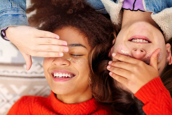 Vista Cima Duas Meninas Adolescentes Multirraciais Felizes Cobrindo Olhos Sorrindo — Fotografia de Stock